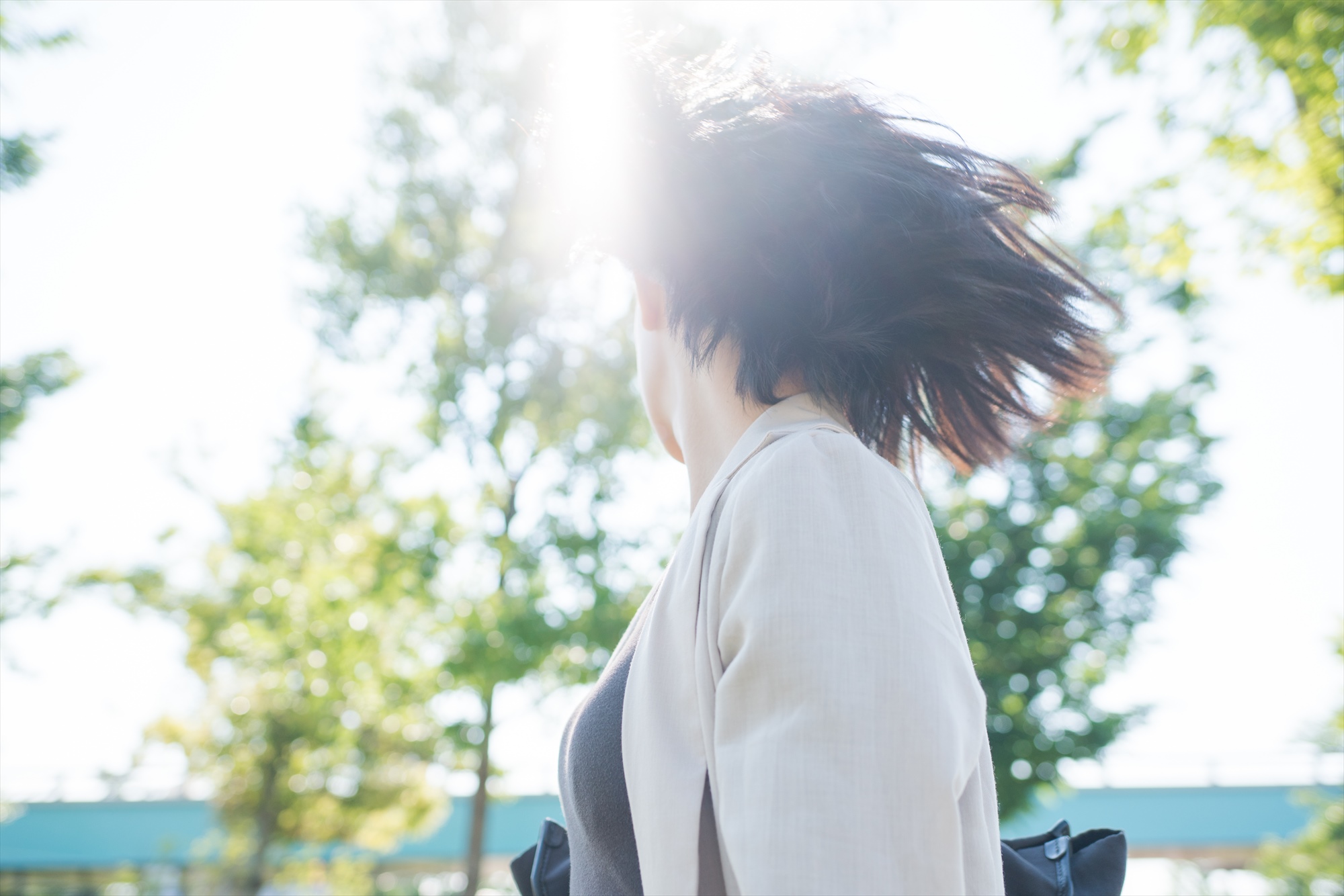 髪がなびいている女性